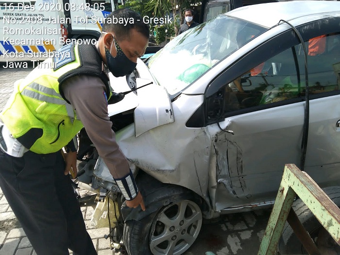 Kondisi mobil Toyota Agya bernopol W 1266 BR setelah alami kecelakaan tunggal di KM 04.600/B Tol Romokalisari arah Surabaya atau Tandes Barat, Rabu (16/12/2020).SP/HENDAR WANTO