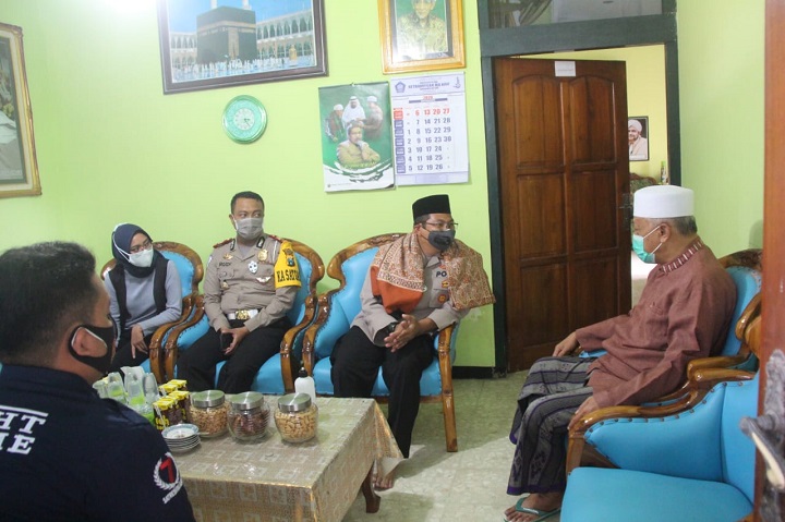 Kapolres Blitar AKBP Ahmad Fanani Eko Prasetyo S.IK saat bersilaturrahmi di kediaman Ketua MUI Blitar. SP/Les