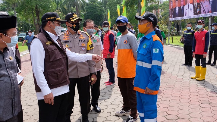 Pj Bupati Sidoarjo, Hudiyono saat menghadiri Apel Siaga Bencana Hidrometeorologi di Alun-alun. SP/Sugeng