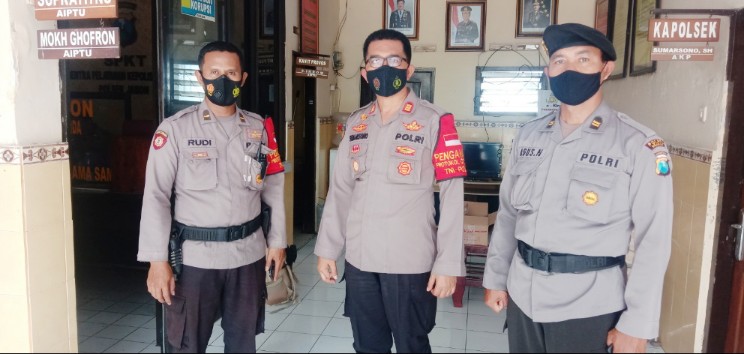 Kapolsek Jabon tengah AKP Sumarsono bersama anggota.