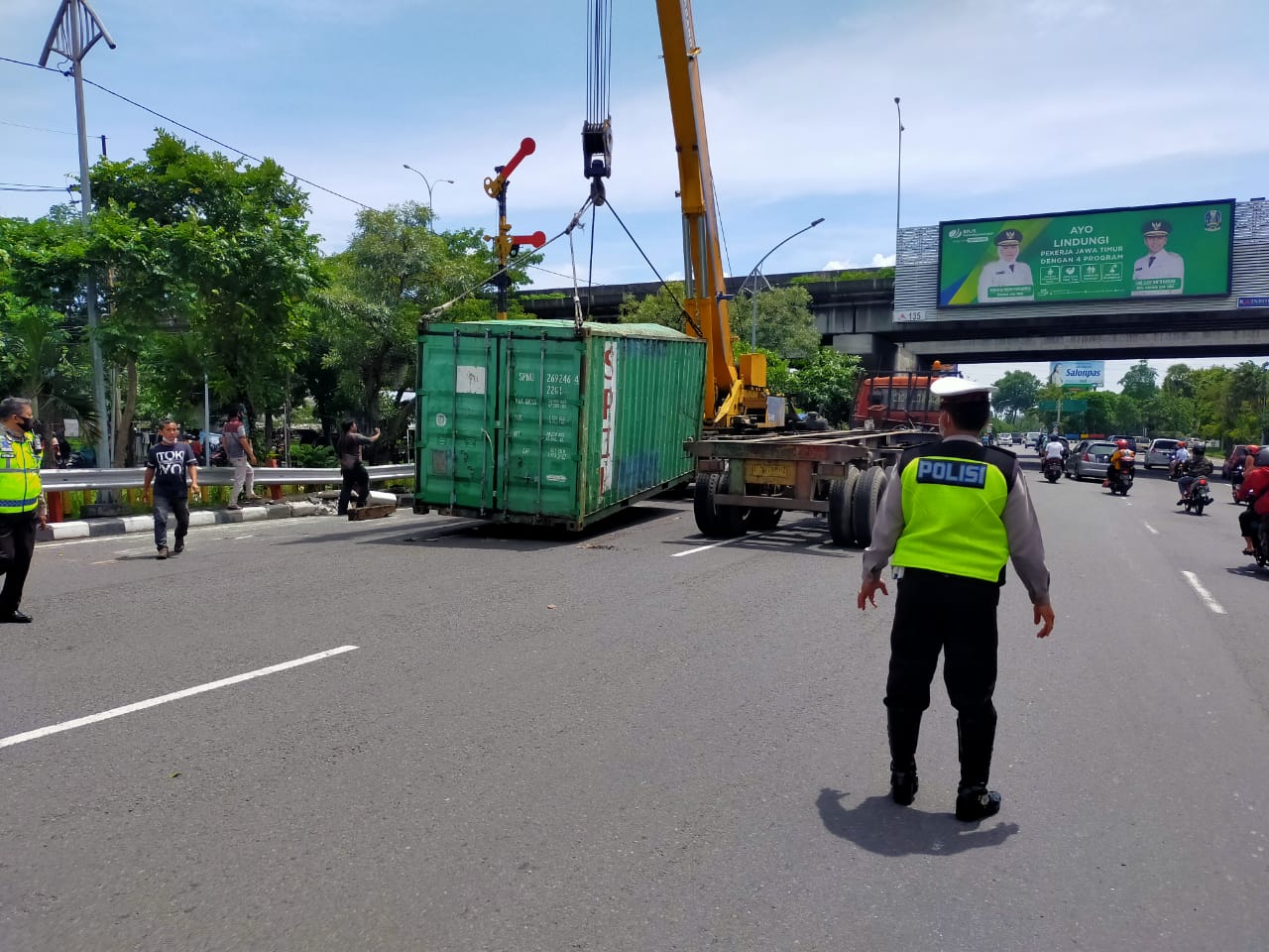 Kecelakaan lalu lintas terjadi di sisi timur Bundaran Waru, Surabaya, Minggu (20/12) sekitar pukul 05.30. Truk trailer Nopol L 9286 UQ yang dikemudikan Djalil, 55, terguling dan kontainer berisi muatan kayu lepas. 