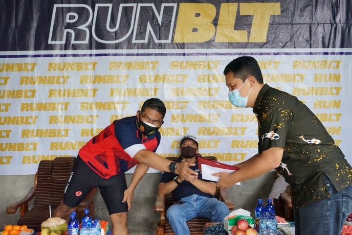 Kapolres Blitar AKBP Ahmad Fanani Eko Prasetyo S.IK saat memberikan bantuan. Sp/Les