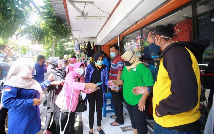 Pembagian masker gratis kepada warga kota Kediri. SP/Can