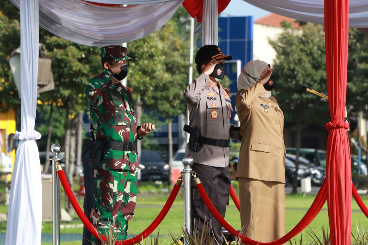 Gubernur Jatim Khofifah Indar Parawansa, Kapolda Jatim Irjen Pol Nico Afinta dan pangdam V Brawijaya Mayjen TNI Suharyanto apel Natura di Polda Jatim Senin (21/12/2020)
