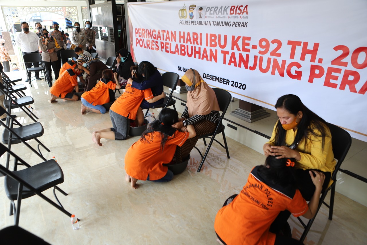Polres Pelabuhan Tanjung Perak mengadakan acara memperingati Hari Ibu yang bertempat di depan Masjid Al Hidayah Polres Tanjung Perak Surabaya, Selasa (22/12).SP/MAHBUB FIKRI