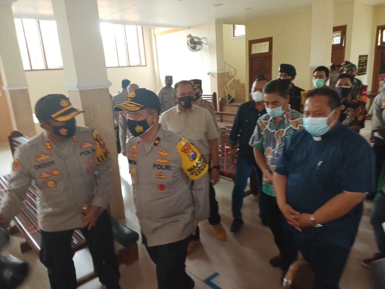Wakapolda Jatim, Brigjen Pol Slamet Hadi Suprapto didampingi Kapolresta Mojokerto AKBP Deddy Supriadi saat mengecek kesiapan Gereja Katolik Santo Yosef di Jalan Pemuda, Kota Mojokerto. SP/Dwy Agus Susanti
