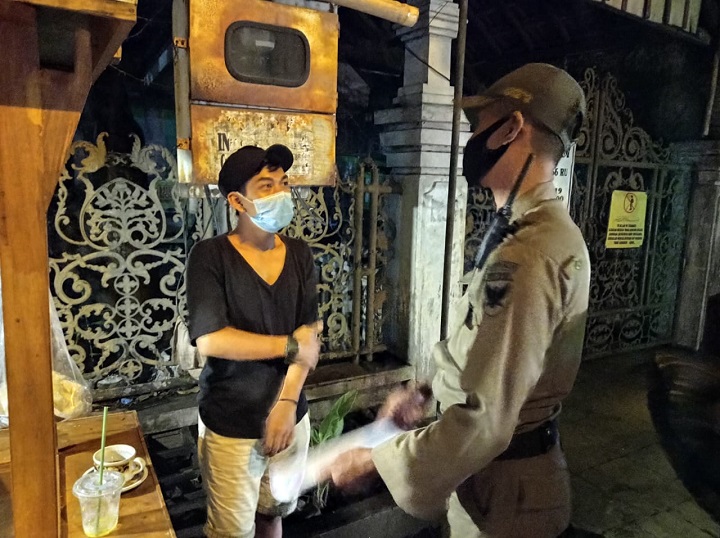 Satpol PP Kota Kediri melakukan patroli penertiban protokol kesehatan. SP/Can