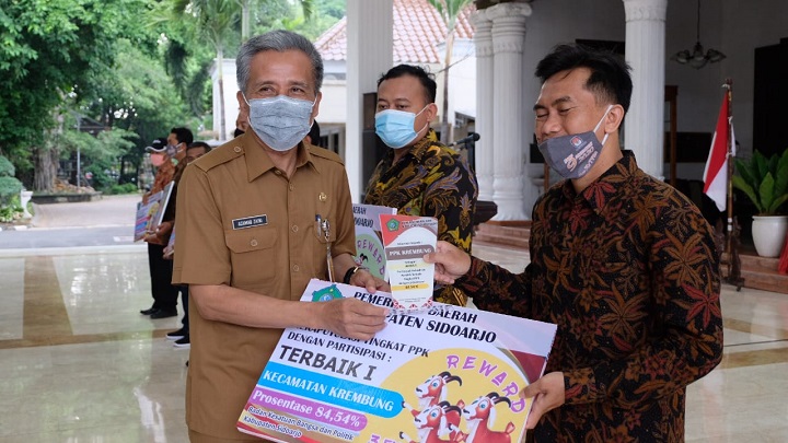 Pemberian penghargaan secara simbolis oleh Sekretaris Daerah Kabupaten Sidoarjo. H. Ahmad Zaini, Senin (28/12). SP/Sugeng