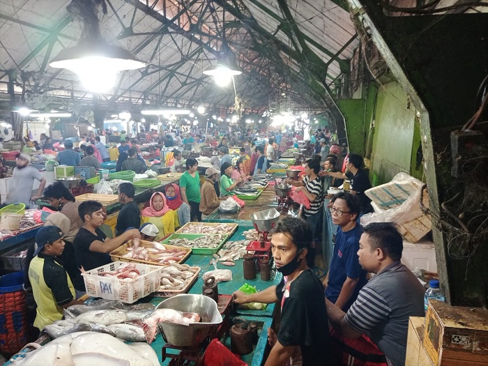 Pasar Pabean di Jl Panggung berdekatan dengan Jembatan Merah Surabaya menyediakan beragam jenis ikan segar. Selasa (29/12).SP/ MAHBUB FIKRI 