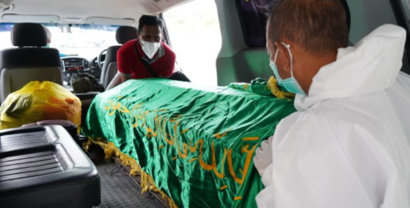 Prosesi pemulangan yang dipimpin langsung Direktur RSUD Gambiran Kota Kediri dr. Fauzan Adima, M.Kes., 