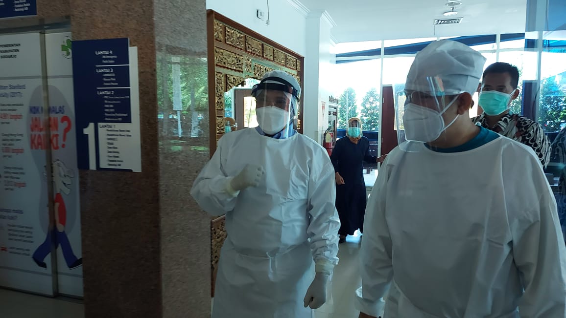 PJ Bupati Hudiyono mengecek layanan IGD RSUD Sidoarjo. Sabtu, (2/1/2021). SP/SUGENG