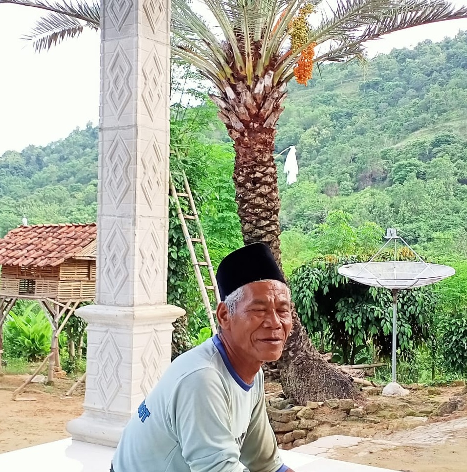 Foto : Kiai Sabili  dan pohon kurma di halaman rumahnya di di Desa Mandala kecamatan Rubaru Kab. Sumenep