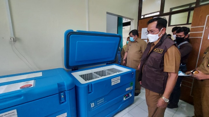 Pj Bupati Sidoarjo, Hudiyono saat mengecek vaksin merek Sinovac yang sampai di Kantor Dinas Provoinsi Jawa Timur. SP/Sugeng