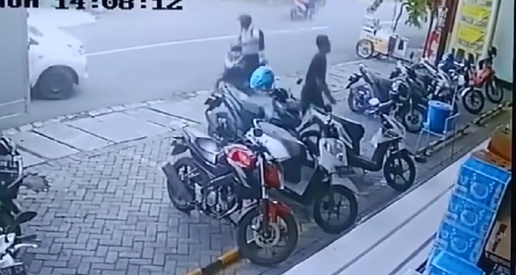 Maling motor Ojol terrekam CCTV  Rabu (6/1/2021)