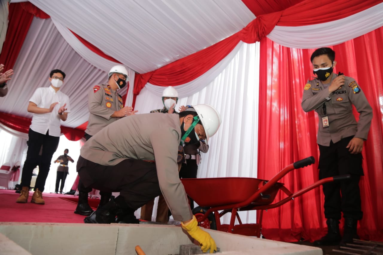 Kapolda Jatim Irjen Pol Nico Afinta meletakkan batu pembangunan lapangan tenis Kamis (7/1/2021)