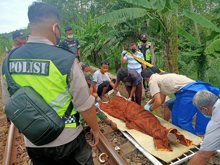 Petugas saat mengevakuasi jenazah korban. SP/Hadi Lestariono