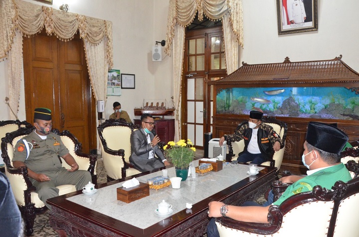 Ketua PC GP Ansor Sidoarjo Reza Ali Faizin  beserta pengurus saat menemuai Pj Bupati Sidoarjo Hudiyono di Pendopo Delta Wibawa. SP/Sugeng