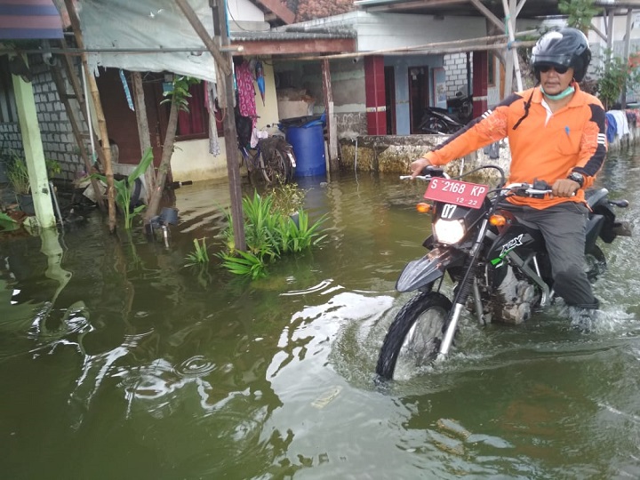 Banjir masih menggenangi sebagian besar jalan poros desa dan jalan antar Kecamatan di Wilayah Bengawan Jero. SP/MUHAJIRIN KASRUN