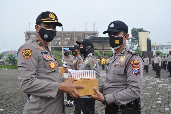 Kabag Sumda Kompol Edy serahkan vitamin ke anggota Polresta Sidoarjo. SP/Sugeng