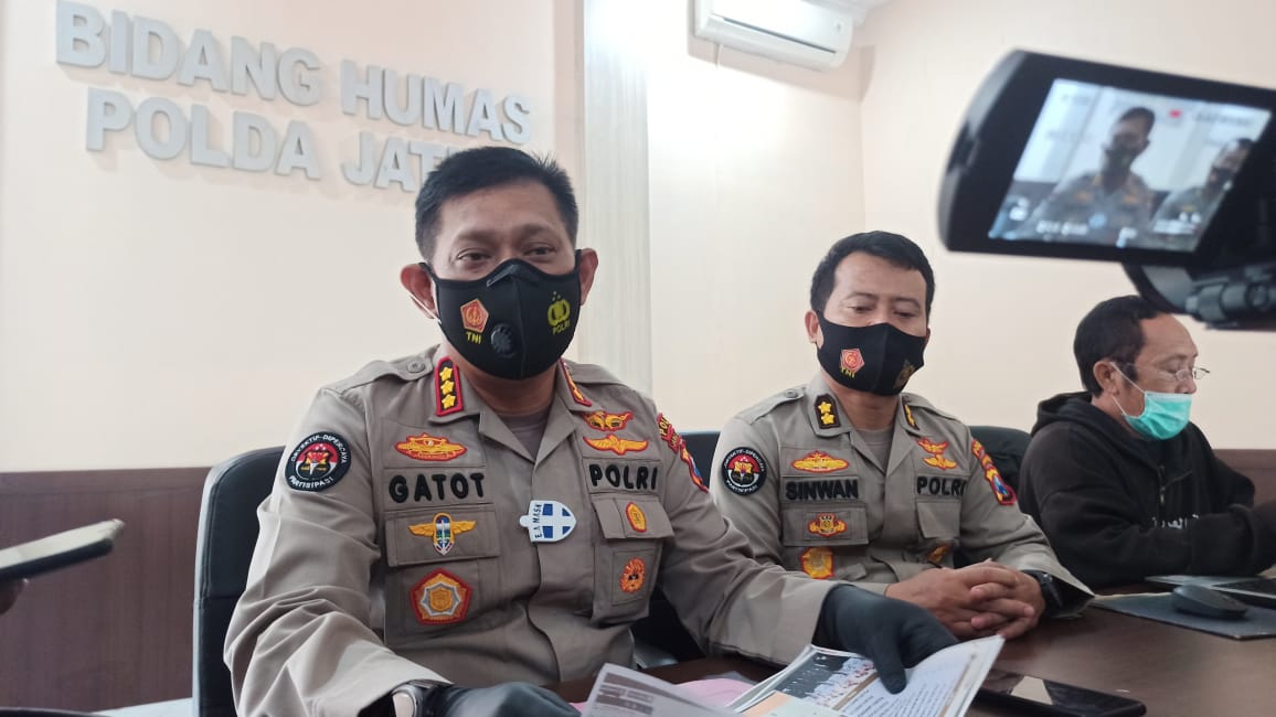 Kabid Humas Polda Jatim Kombes Pol Gatot Repli Handoko didampingi Kasubbid Penmas AKBP Sinwan kalau Polda Jatim mendukung kebijakan pemerintah terkait PPKM Senin (11/1/2021)
