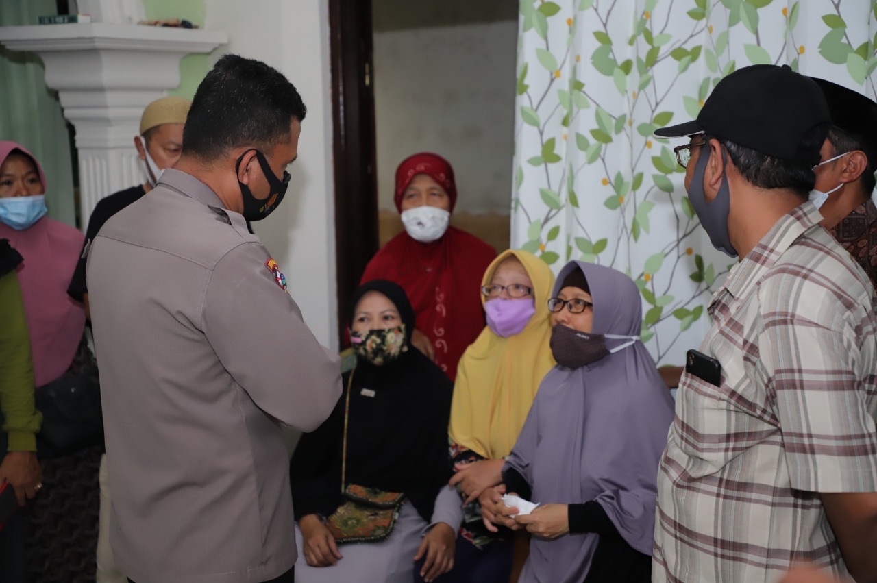 Anggota keluarga di Kediri mendapat dukungan dari pemerintah Senin (11/1/2021)