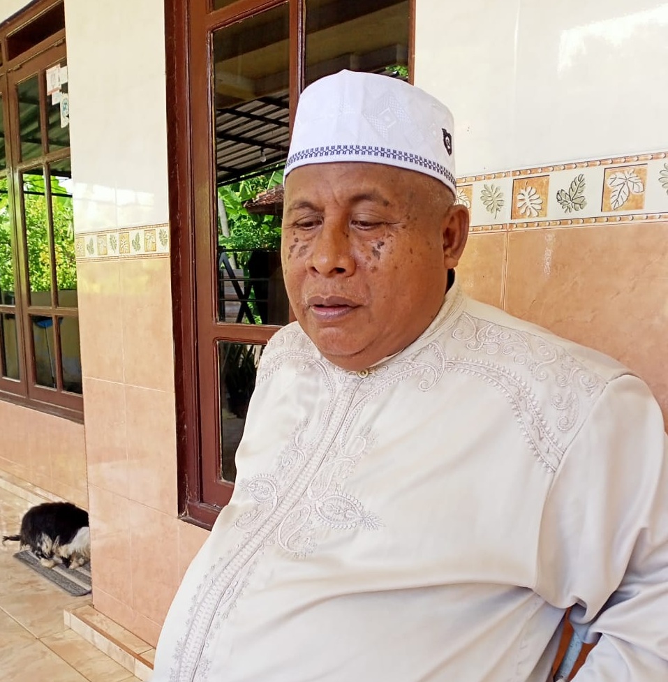 Foto : Kepsek SMPN I Gapura Kecamatan Gapura Kab. Sumenep, H. Gafur S.Hi, M.Pd di Kediamannya  SP/ Ainur Rahman