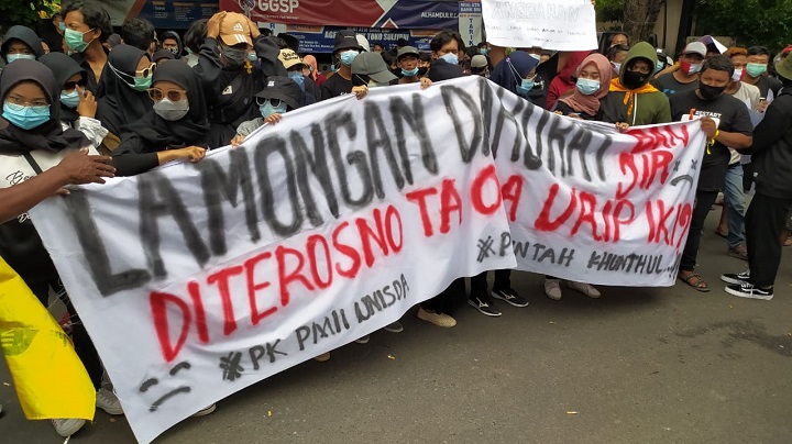 Warga terdampak banjir dan mahasiswa saat melakukan aksi, agar Pemkab serius menangani banjir. SP/MUHAJIRIN KASRUN