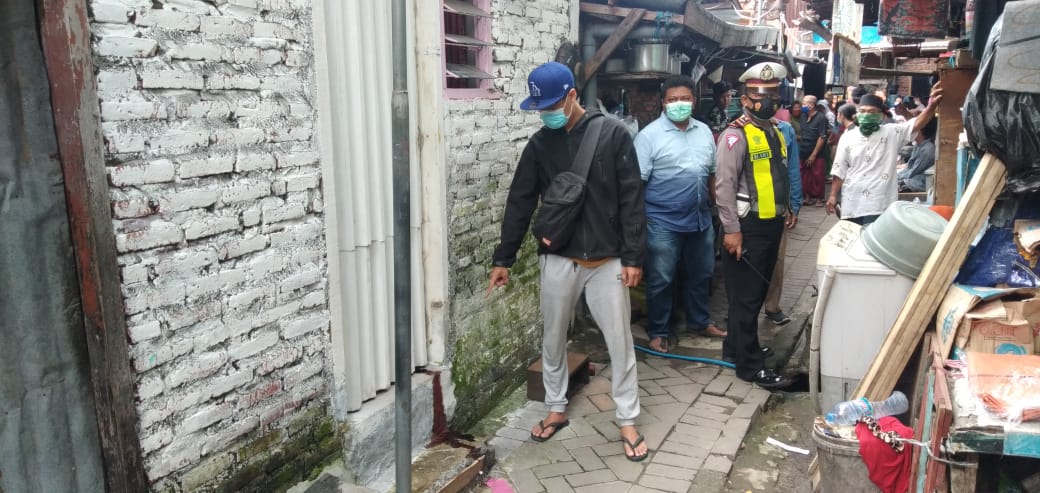 Tampak darah keluar dari rumah korban di Tembok Lor gang 111 Surabaya.SP/ MAHBUB FIKRI 