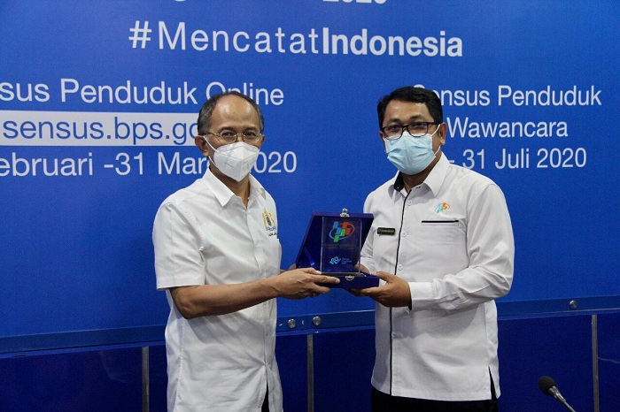 Ketua Umum Kadin Jatim Adik Dwi Putranto usai bertemu dengan Kepala BPS Jatim Dadang Hardiwan di kantornya, Surabaya, Rabu (13/1/2021)..SP/ MAHBUB FIKRI 