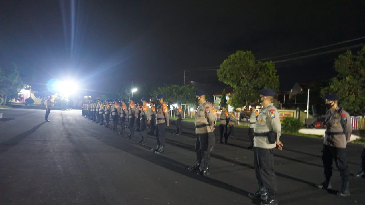 Anggota Brimob Polda Jatim BKO ke Lumajang pasca erupsi Gunung Semeru Minggu (17/1/2021)