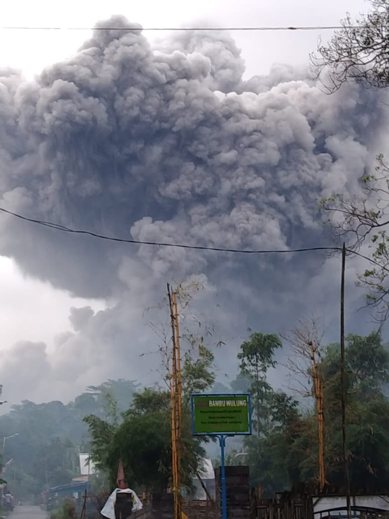 Gunung Semeru Erupsi hingga 4,5 kilometer Minggu (17/1/2021)