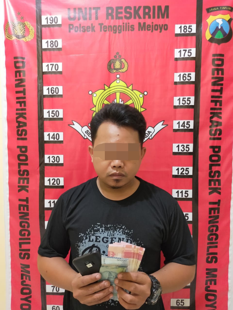 Tersangka saat diamankan Polsek Tenggilis Mejoyo Minggu (17/1/2021)