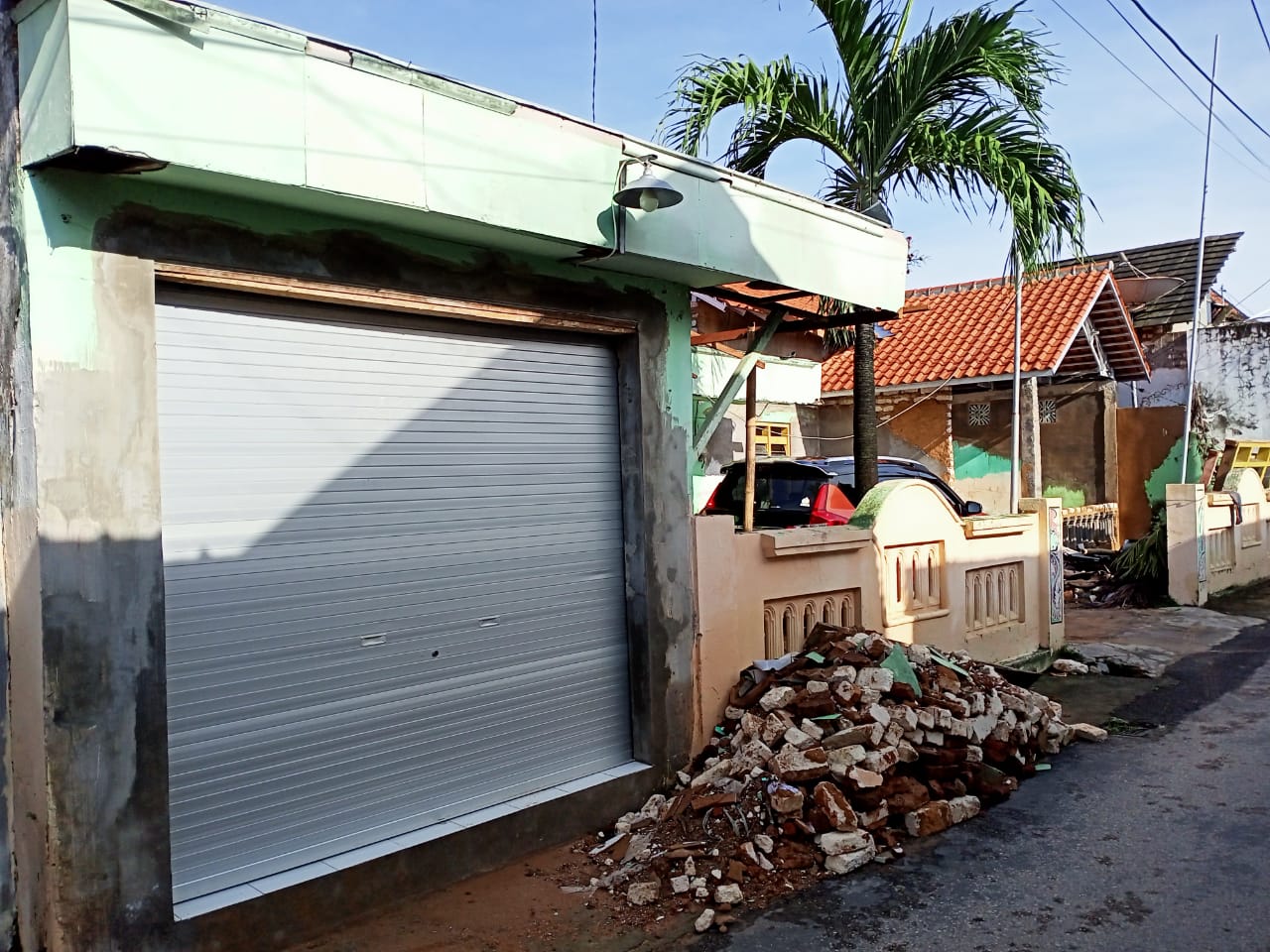 Foto : Kantor Lama Kelurahan kepanjin kab. Sumenep yang direhab menjadi toko dan rumah pribadi (ft. Ainur Rahman/ SP)