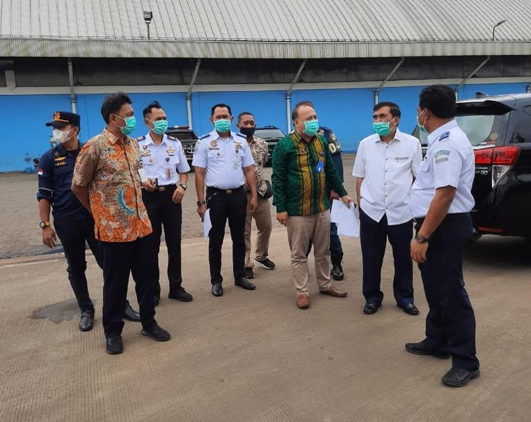 Kepala Kantor Kesyahbandaran Utama Tanjung Perak Surabaya, Capt. Sudiono M. Mar., saat meninjau terminal Jamrud. SP/Humas Kesyahbandaran Utama Tanjung Perak