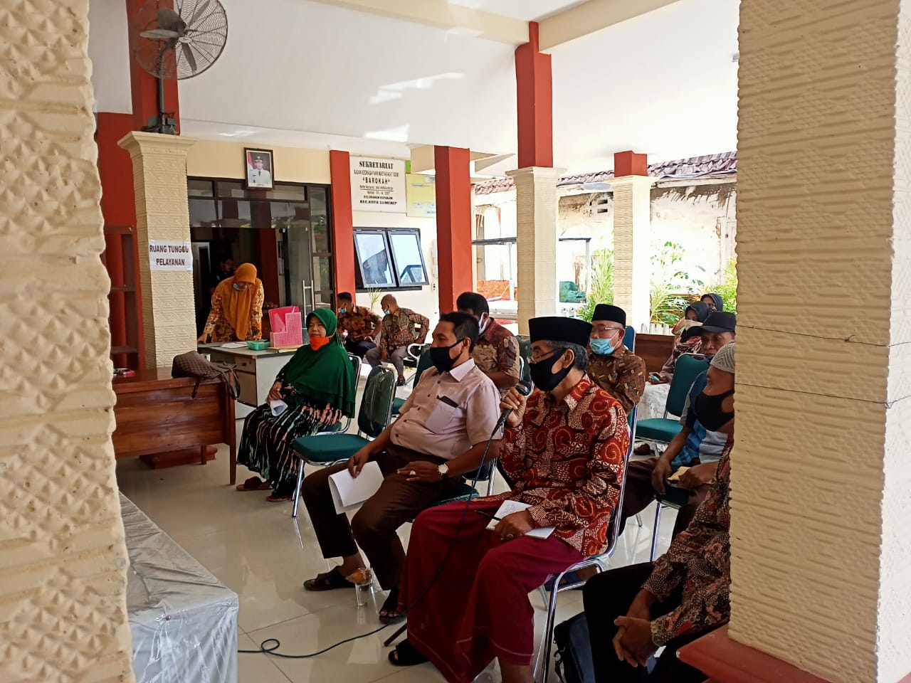 Foto : H. Nurul Hamzah M.Pd, Ketua Takmir Masjid Lajuh Kelurahan Kepanjin Kab. Sumenep di Balai Kelurahan Kepanjin Jln Pujangga Kab. Sumenep .SP/Ainur Rahman