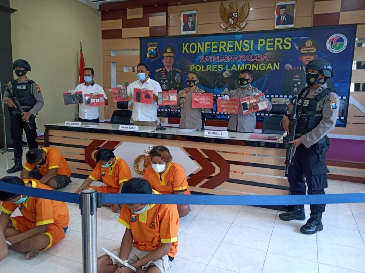 Kapolres Lamongan saat menunjukan barang bukti narkoba usai menangkap 7 pelaku. SP/MUHAJIRIN 