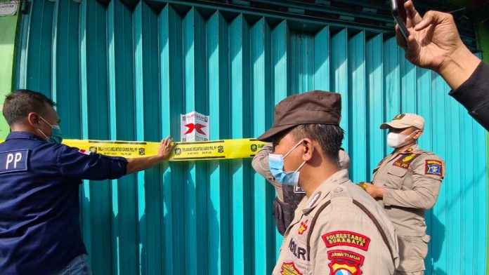 Petugas Satpol PP bersama anggota kepolisian dari Polrestabes Surabaya segera menindak dan menyegel tempat hiburan. (Sabtu 23/1). SP/FM