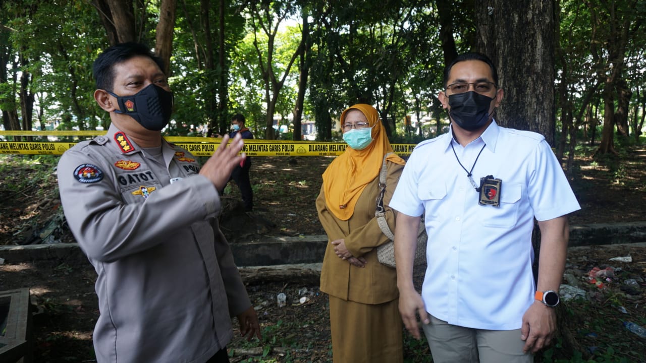 Kabid Humas Polda Jatim Kombes Pol Gatot Repli Handoko didampingi Kasat Reskrim Polrestabes Surabaya AKBP OKI Ahadian di SPBU Margomulyo Selasa (26/1/2021)