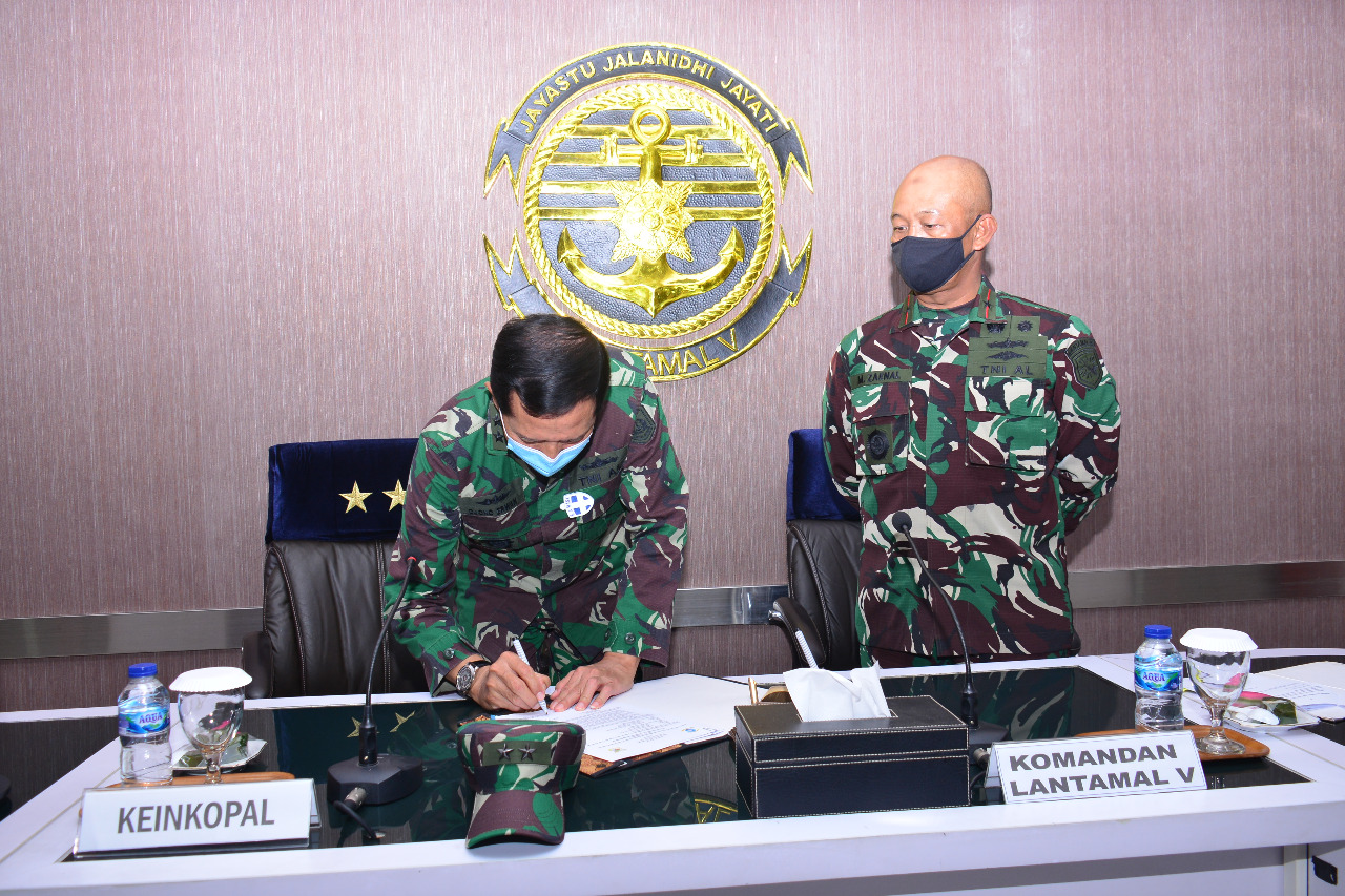 Caption: Penandatanganan penyerahan Eks PX Jala Jaya dari Inkopal kepada Lantamal V. SP/ Dispen Lantamal V