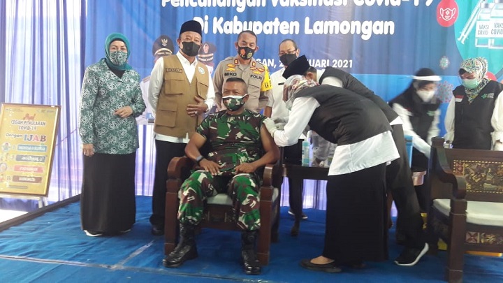 Dandim Lamongan saat mendapatkan vaksin pertama dalam pencanangan vaksin beberapa waktu lalu. SP/MUHAJIRIN KASRUN