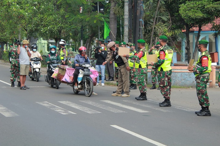 Petugas tengah menggelar operasi penegakan Prokes bagi pengguna jalan. SP/MUHAJIRIN KASRUN
