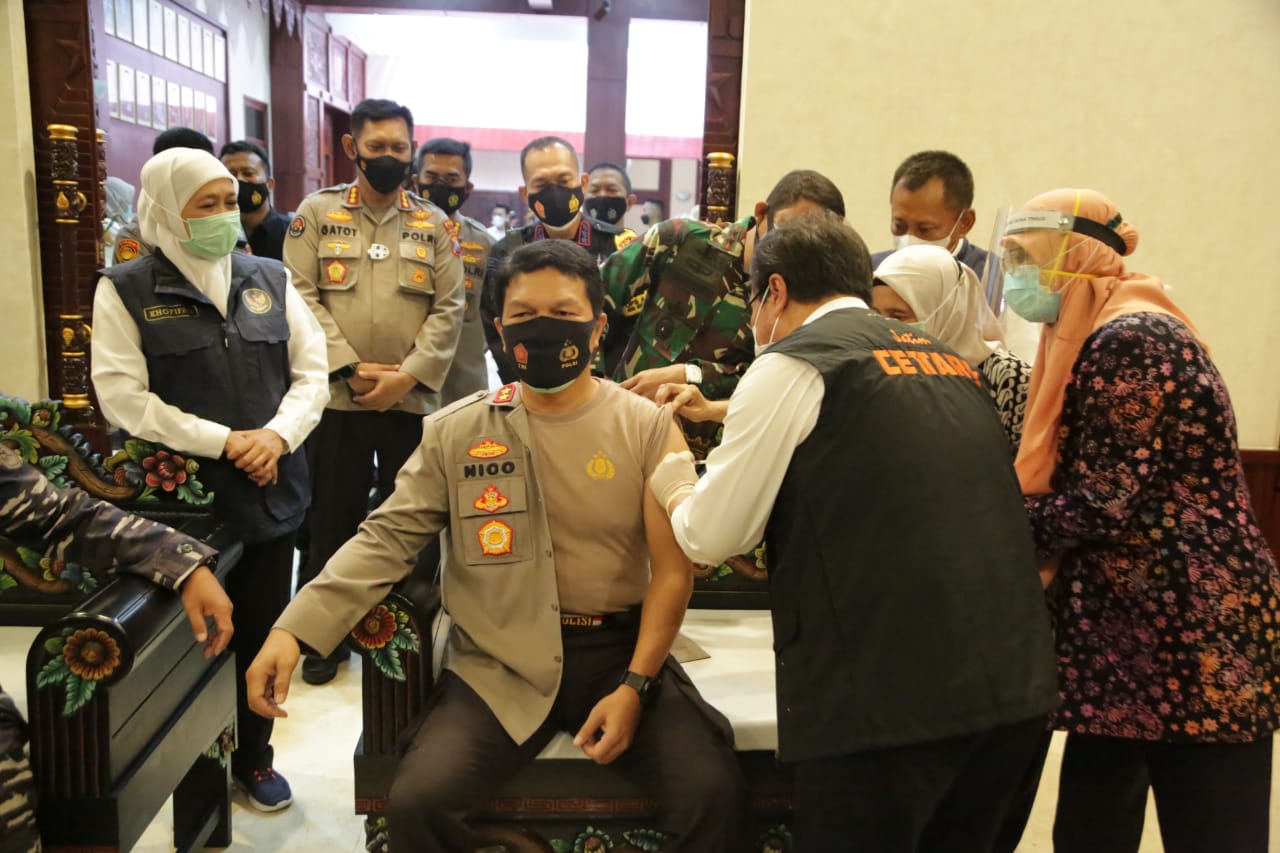 Kapolda Jawa Timur, Irjen Pol Nico Afinta  saat melakukan vaksinasi di Makodam V Brawijaya, pada Minggu, (31/1/2021). SP/FM