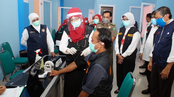 Gubernur Khofifah usai meninjau pelaksanaan vaksinasi nakes di rumah sakit Delta Surya dan Puskesmas Sidoarjo kota, Minggu (31/1/2021). SP/Sugeng