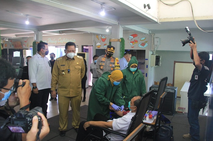 Kapolrestabes Surabaya dan Pelaksana Tugas (Plt) Wali Kota Surabaya beserta rombongan blusukan ke tempat screening donor darah plasma, Selasa (2/2/2021). SP/FM