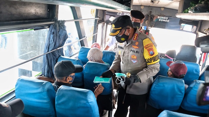 Kapolresta Sidoarjo Kombes Pol. Sumardji membagikan masker di kawasan Terminal Bus Purabaya, Bungurasih, Selasa (2/2/2021). SP/Sugeng