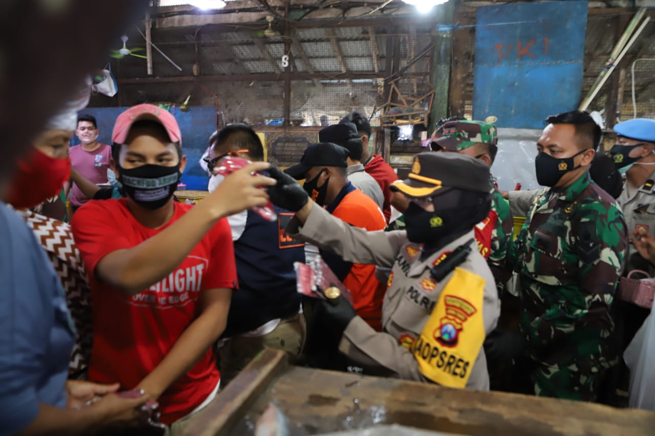 Kapolda Jatim Irjen Pol Nico Afianta meninjau langsung lokasi Pasar Ikan Pabean..SP/ MAHBUB FIKRI 