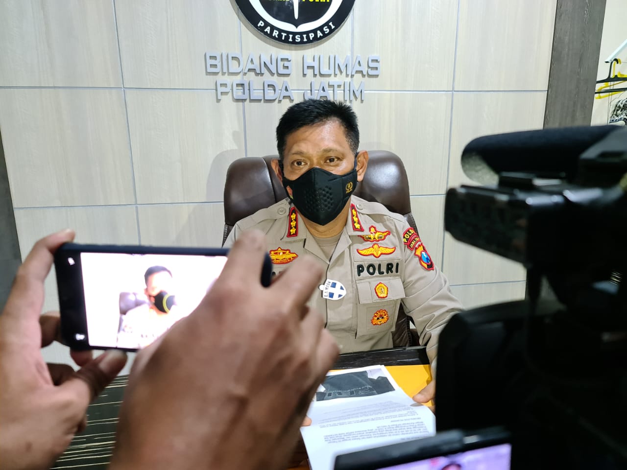 Warga Probolinggo dihebohkan dengan beredar viral di media sosial (Medsos) Instagam. Di mana Detik-detik penabrakan mobil jenis mini bus plat nomor N 7663 UR yang menabrak anggota lantas dari Polres Probolinggo.