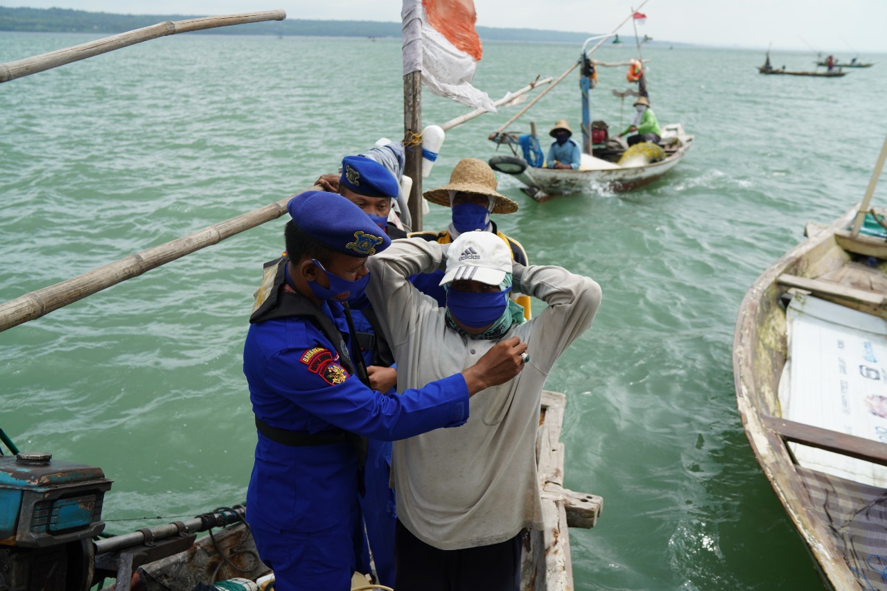 Ditpolairud Polda Jatim membagikan 6000 masker kepada para nelayan Rabu (3/2/2021)