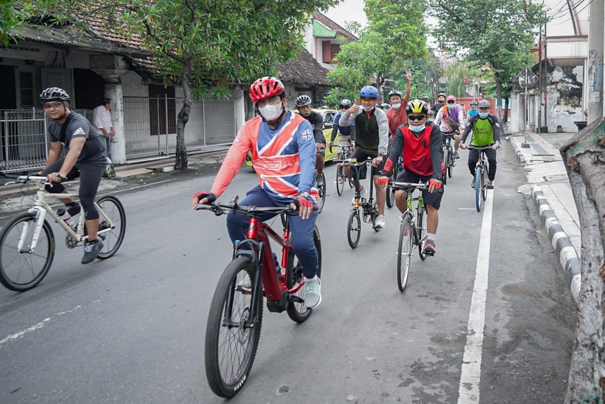 Ketua DPRD Kota Kediri, Gus Winoto (kanan) bersama sejumlah anggota dan staf Sekretariat DPRD Kota Kediri saat melakukan gowes bersama 