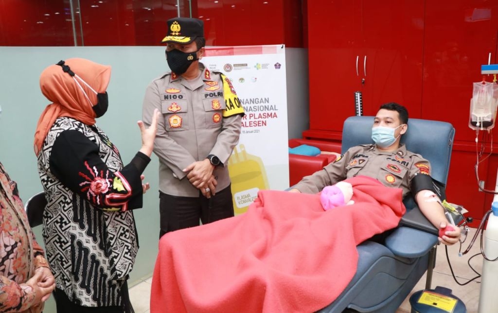 Anggota Polda Jatim donor plasma konvalesen SP/Jatimnow